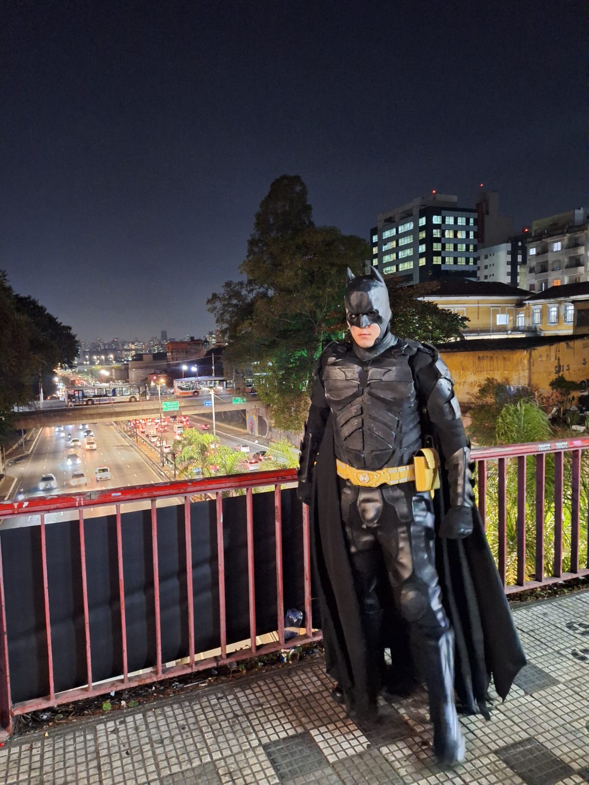 Batman tijucano vai às ruas de São Paulo: conheça o jovem autista com hiperfoco em super-heróis