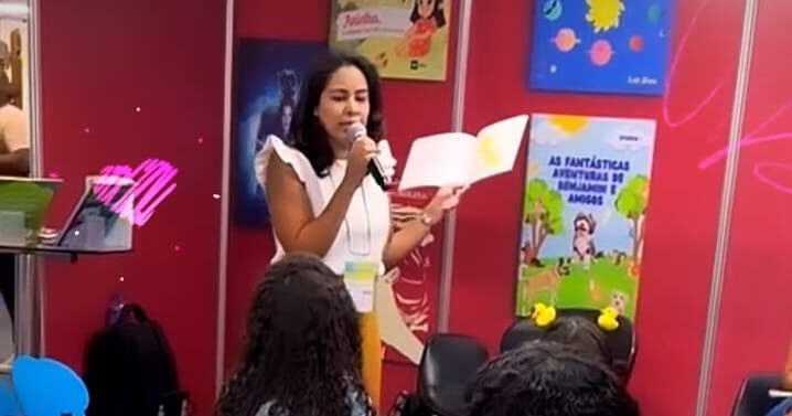 Professora Paula Rodrigues Guimarães faz contação de histórias inclusiva