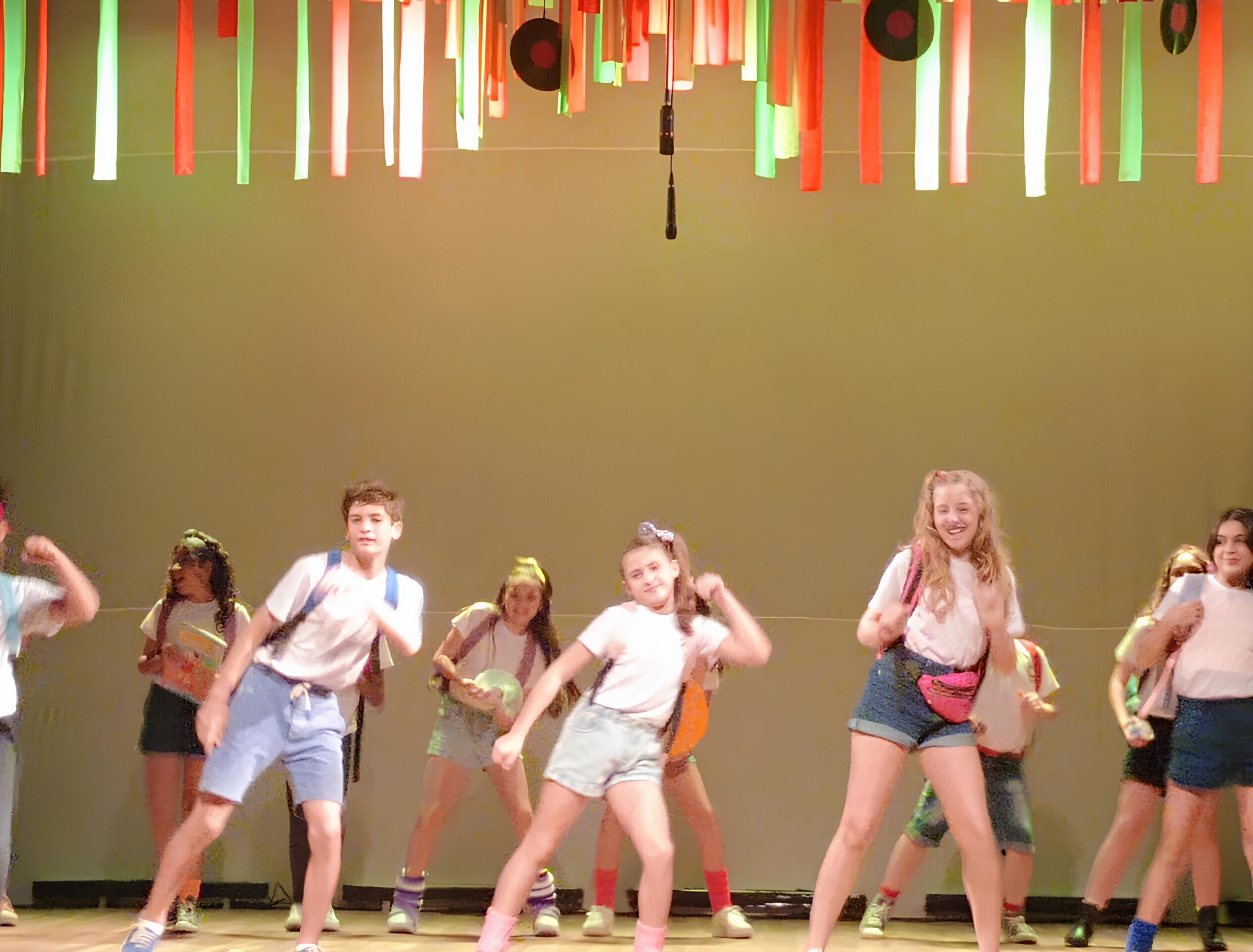 Partiu 90 encanta plateia em apresentação: veja onde assistir