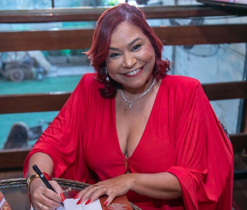 Idealizadora do projeto Desafio minha voz lança livro