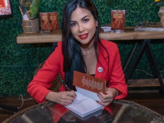 Foto: Rafaela Uchoa no lançamento do livro Nossa Voz tem Força