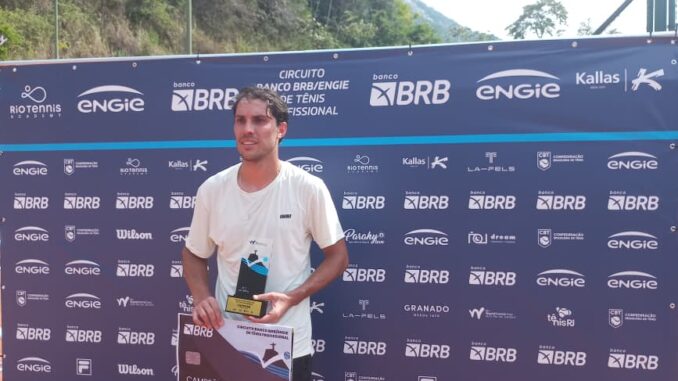 Foto0: Eduardo Ribeiro ao centro de branco / Crédito: Divulgação