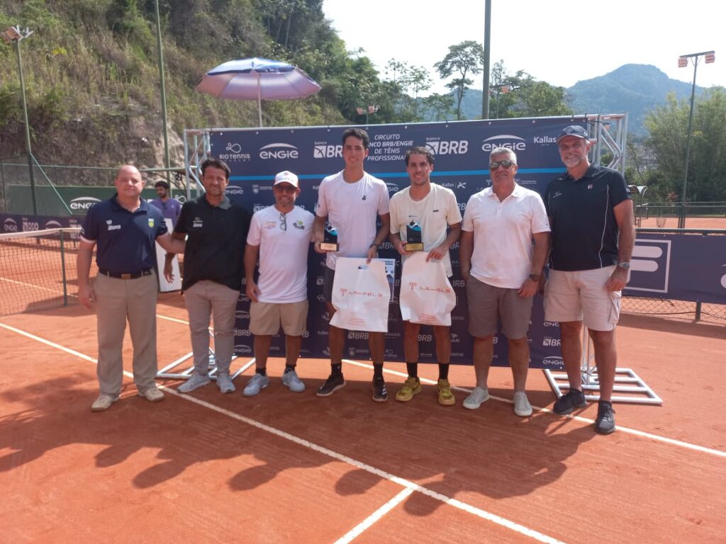 Fotos: Eduardo Ribeiro ao centro de branco / Crédito: Divulgação