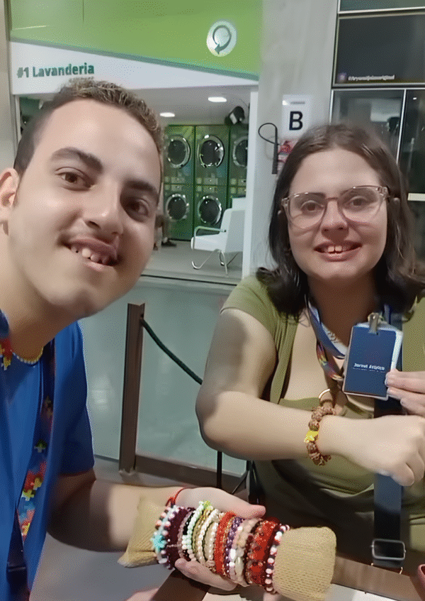 Menino autista de 16 anos faz sucesso com loja de bijuterias