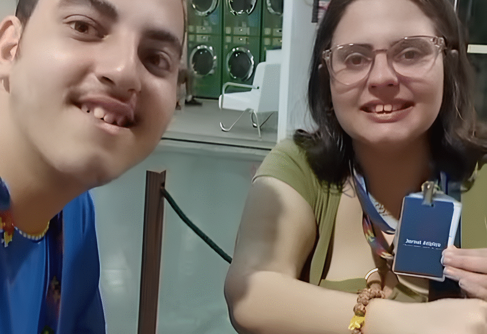 Menino autista de 16 anos faz sucesso com loja de bijuterias