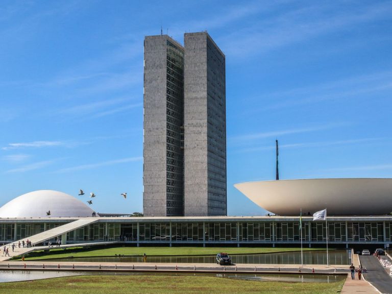 O Congresso em Modo Defesa: Como Brasília se Especializou em Blindar o Bolsonarismo Enquanto o Brasil Espera na Fila